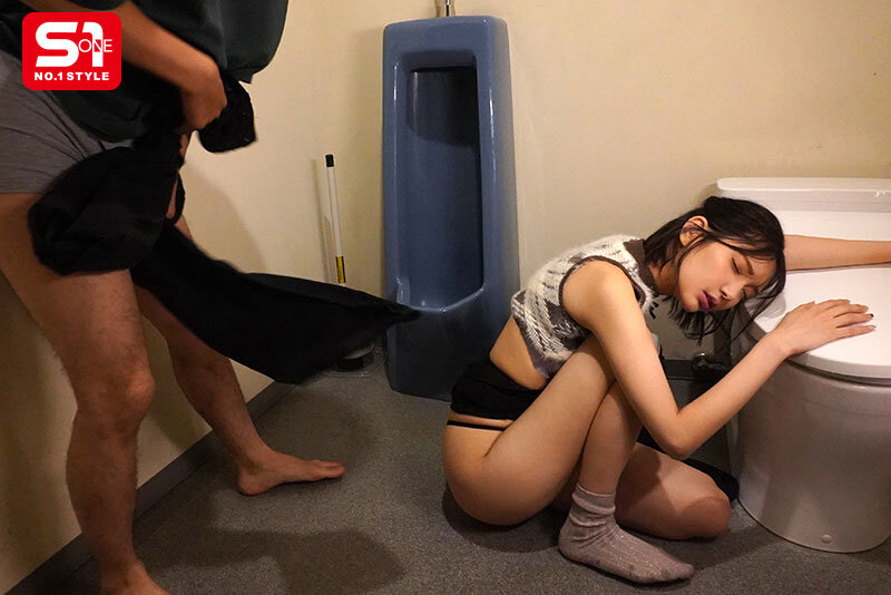 社团聚会喝醉了！把巨乳长腿的正妹同学偷干好几下，居然没人发现！