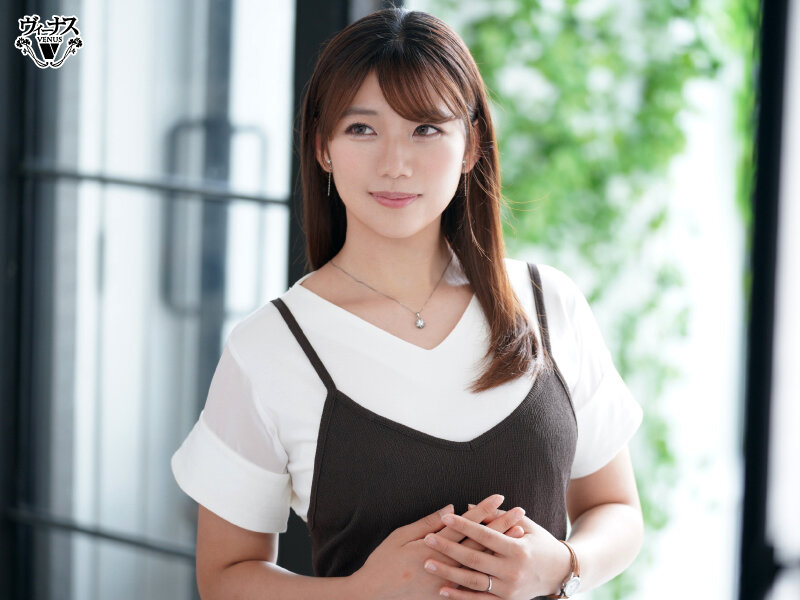 超受欢迎的「豪华饭店柜台娘」火辣出道！办理入住时狂被搭讪...